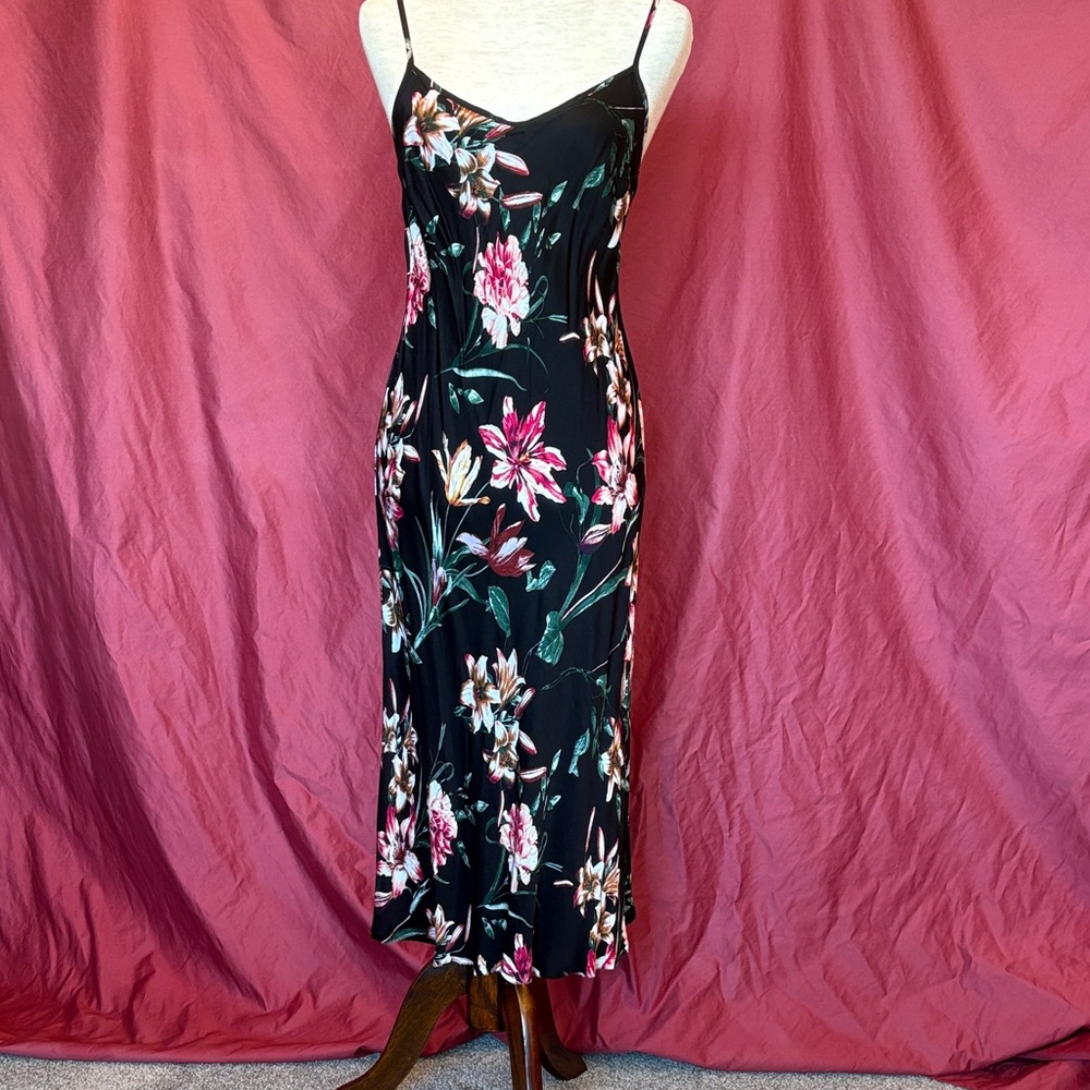 beautiful flowy flowery print
adjustable spaghetti straps